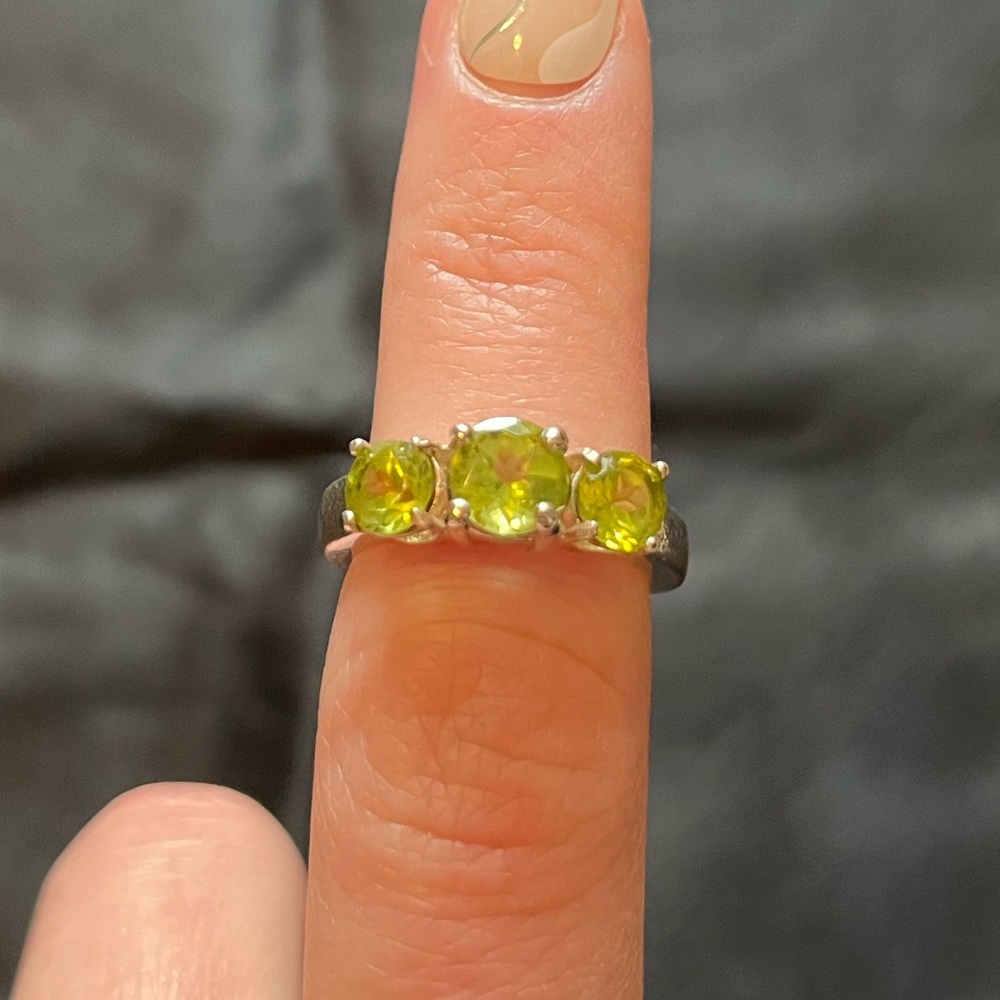 VINTAGE 🤍 Green Perdiot Sterling Silver Ring
